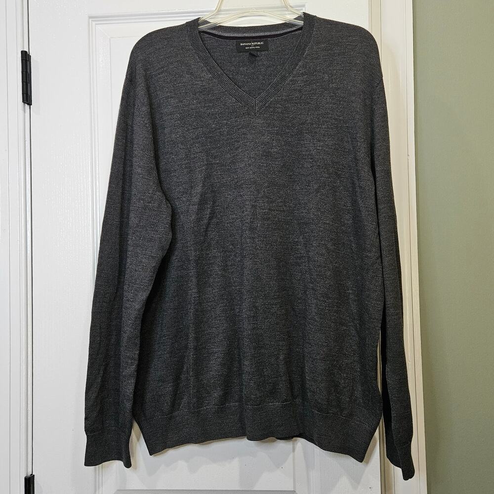 Banana Republic Men's XL 100% Merino Wool Gray V-Neck Sweater‎